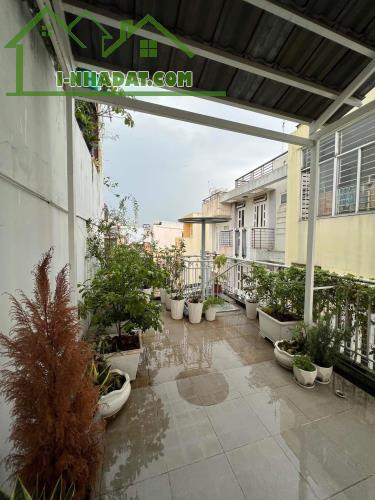 HƠN 8 TỶ NHÀ PHÚ NHUẬN - XE HƠI ĐỖ CỬA - SÁT MẶT TIỀN - 48M2 3 TẦNG SÂN THƯỢNG RẤT ĐẸP - 5