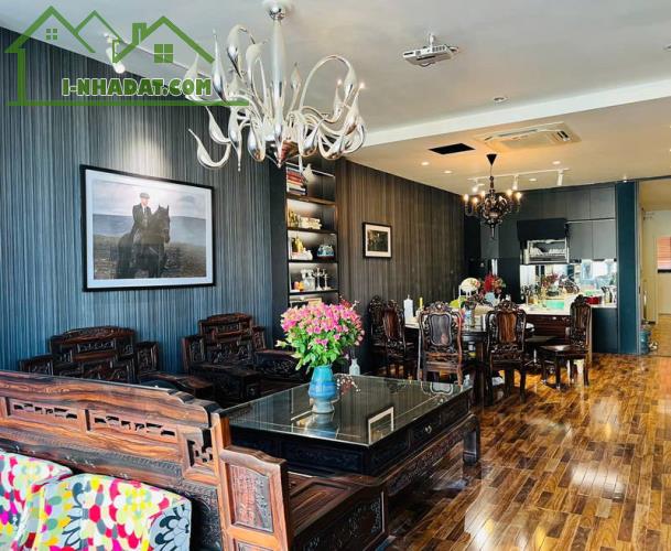 VÍP, HOA HẬU CHÂN DÀI - 8 TẦNG THANG MÁY - HOÀNG CẦU - OTO TRÁNH - VỈA HÈ , KINH DOANH -
