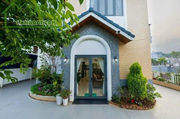 CHO THUÊ VILLA 6 PHÒNG NGỦ 200M2 NAM HỒ PHƯỜNG 11 ĐÀ LẠT 24TR/THÁNG