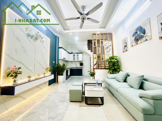 Bán nhà ngõ 150 Tân Khai Hoàng Mai, 30m² x 5 tầng, full nội thất, gần phố, giá chỉ 6.45 tỷ