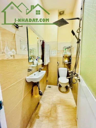 Mặt tiền kinh doanh lô gốc Bùi Minh Trực , Q8 , 
1 trệt, 3 lầu , 6PN chỉ 10,8 tỷ - 3