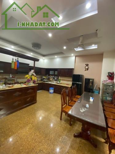 Bán BIỆT THỰ ĐẲNG CÂP 242m2 ngay Trung Tâm Dĩ An,ngang KHỦNG 12m - 1