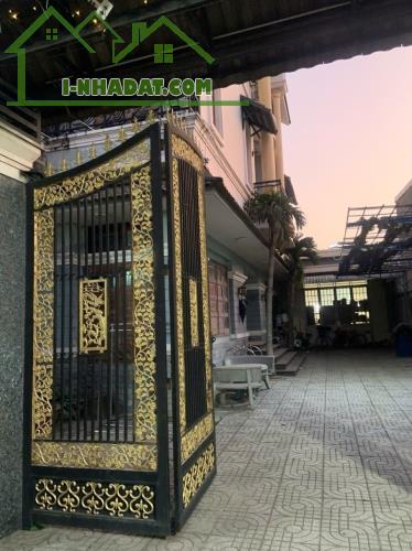Bán BIỆT THỰ ĐẲNG CÂP 242m2 ngay Trung Tâm Dĩ An,ngang KHỦNG 12m - 4