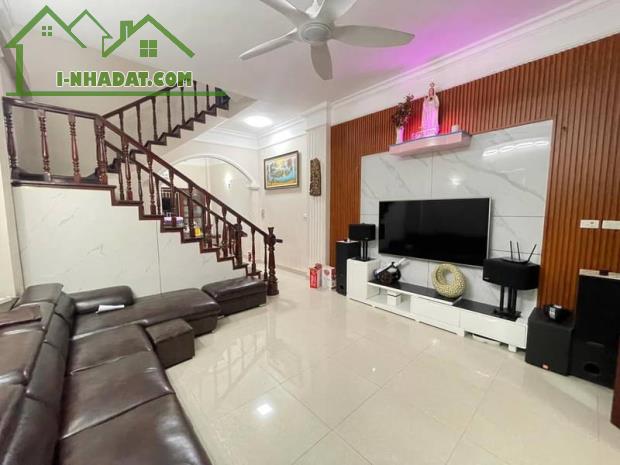 🏠    Nhà phố Thạch Bàn 6 tầng, 35m 2  👉 mặt tiền ,5 m - giá 6,9tỷ  ✅ 3 bước ra Hồ thạch - 3