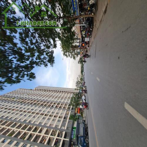 23 tỷ có tòa văn phòng 81m2, 5 tầng mặt phố 22m tại Trâu Quỳ, Gia Lâm, Hà Nội. Lh - 2