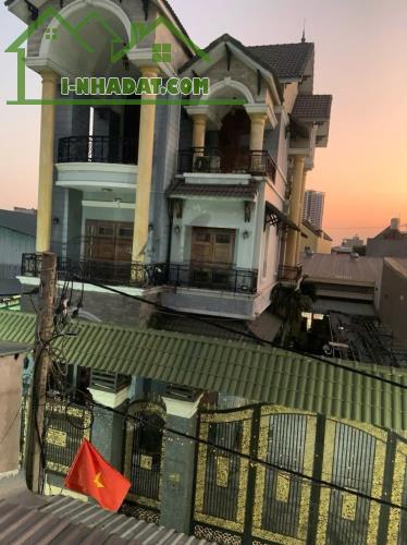 Bán BIỆT THỰ ĐẲNG CÂP 242m2 ngay Trung Tâm Dĩ An,ngang KHỦNG 12m