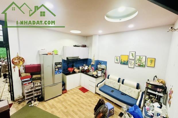 Hoàn công đủ, nhà 3 tầng, Hoàng Hoa Thám Bình Thạnh, xe hơi vào tận cửa, nhỉnh 3 tỷ