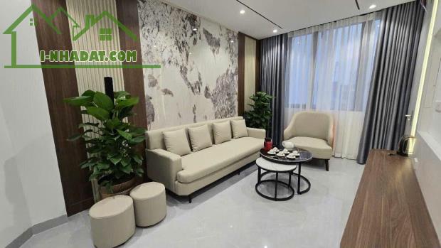 Đống Đa Mặt tiền 4.5M - 5 tầng Thang máy - Full nội thất - Ô tô đỗ cửa. - 1