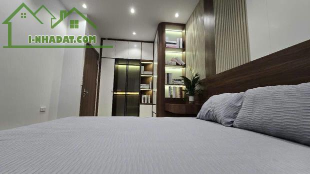 Đống Đa Mặt tiền 4.5M - 5 tầng Thang máy - Full nội thất - Ô tô đỗ cửa. - 2