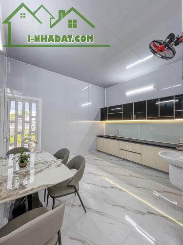 NHÀ TRỆT LẦU MẶT TIỀN ĐƯỜNG TÔ VĨNH DIỆN - SAU LƯNG BỜ KÈ MÁT MẺ - 2