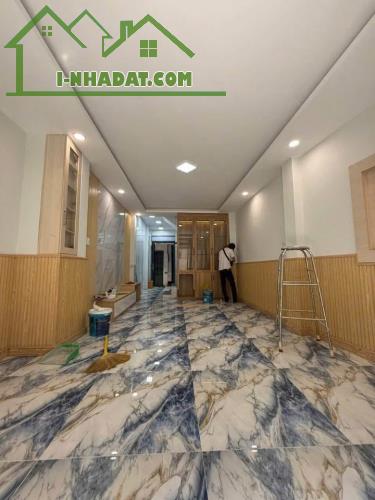 BÁN NHÀ CHẠM MẶT TIỀN CHỈ 2 BƯỚC CHÂN - NHÀ ĐẸP TÂN PHÚ - HXH - XE HƠI ĐẬU CỬA - 5.X TỶ - 2