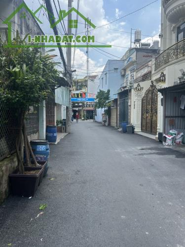Cần bán nhà siêu đẹp, HẺM ÔTÔ, Trần Thị Hè, quân12, dt: 35m2, giá siêu rẻ, chỉ 3.x tỷ.