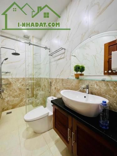 Đi nước ngoài định cư bán gấp nhà ở đường Nguyễn Đình Chiểu, phường 5, quận 3, giá 3 tỷ - 5