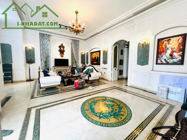 SIÊU BIỆT THỰ THÀNH PHỐ GIAO LƯU PHẠM VĂN ĐỒNG, 250M 4T THANG MÁY FULL NỘI THẤT GIÁ 95.8TỶ