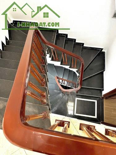 Bán nhà 5 tầng 3 ngủ cực đẹp ngõ 565 Bát Khối gần ô tô - 4