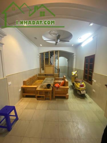 BÁN NHÀ TRUNG TÂM  CẦU GIẤY ,DÒNG TIỀN 600TR/NĂM,45M2 ,5 TẦNG,11,5 TỶ
