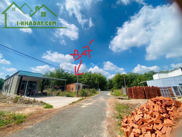SANG GẤP GÓC 2MT 1675M2 ĐẤT Ở NGAY THỊ XÃ CÁCH CHỢ VÀO 300M TỚI DÂN ĐÔNG VỀ Ở LIỀN 190TR