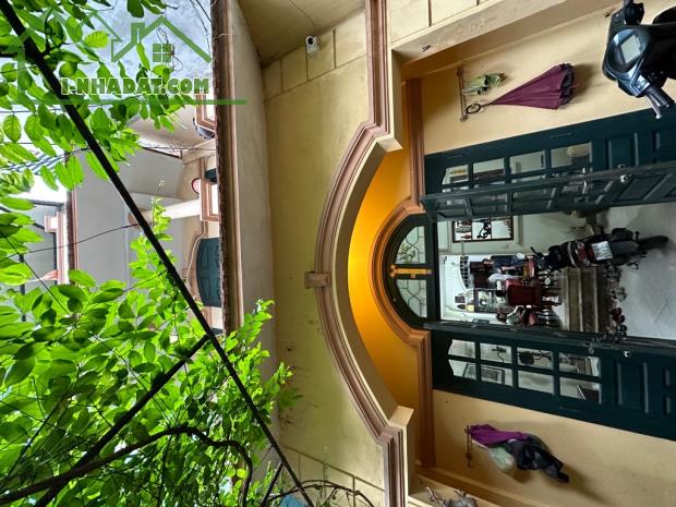 Nhà dân xây bề thế ngõ 23 Bồ Đề, gần sát hồ điều hoà