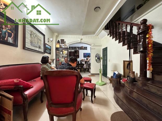Nhà dân xây bề thế ngõ 23 Bồ Đề, gần sát hồ điều hoà - 1