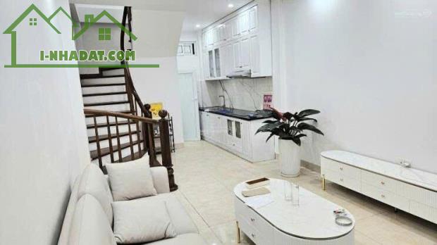 Bán gấp nhà rẻ đẹp ngõ 1194 đường Láng ngõ to gần ô tô 5T 35m MT 3.5m nở hậu full nội thất