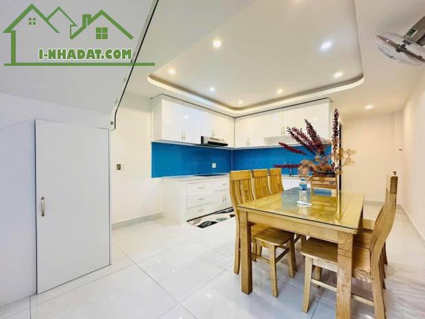 Đi nước ngoài định cư bán gấp nhà ở đường Nguyễn Hồng Đào, phường 14, Tân Bình, giá 2 tỷ 8 - 5