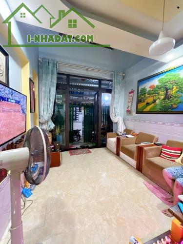 Bán gấp nhà đẹp ở ngay Lưu Hữu Phước, sát mặt tiền, 43m2, full nội thất, SHR, nhỉnh 4 tỷ.