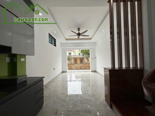 Bán gấp Nhà An Trai, 30.4m, 5 tầng , nội thất xịn, ô tô đỗ cổng, View hồ thoáng mát - 1