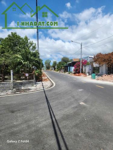 Vị trí đẹp: Nằm trong khu tái định cư Lộc An, ngay sau chợ – khu vực dân cư đông đúc, đầy - 2