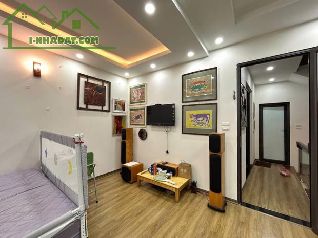 TRUNG TÂM -  BA ĐÌNH- NGÕ RỘNG THOÁNG- 30M RA PHỐ - GIẾNG TRỜI CÓ Ô CHỜ  THANG MÁY GIA ĐÌN - 2