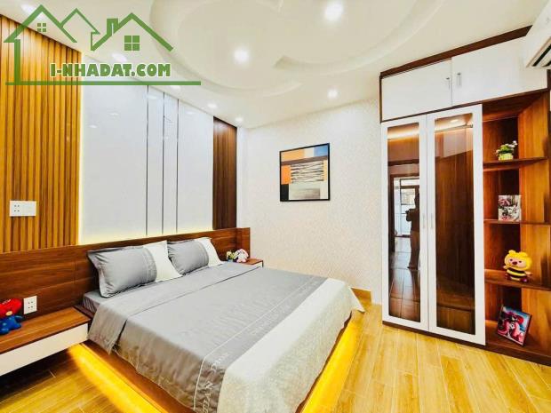Bán nhà hẻm xe hơi 572 đường Nguyễn Trãi phường 8 quận 5, DT: 4.2x17m, 3 lầu, giá 15.7 tỷ