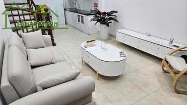 Bán gấp nhà rẻ đẹp ngõ 1194 đường Láng ngõ to gần ô tô 5T 35m MT 3.5m nở hậu full nội thất - 1