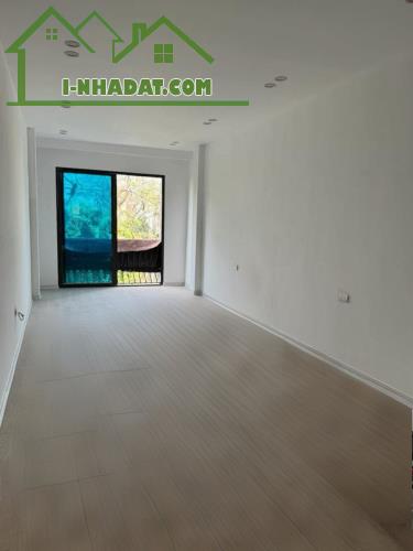 Nhà mặt ngõ Đặng Tiến Đông 40m2 13,8 tỷ , ô tô tránh, kinh doanh, thang máy