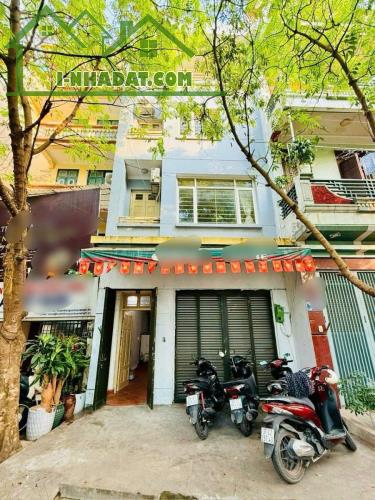 PHÂN LÔ TRUNG KÍNH - 70M2 x 5T - MT 5.2M - 36 TỶ - VÌA HÈ - Ô TÔ TRÁNH - 2 THOÁNG - KD - 1