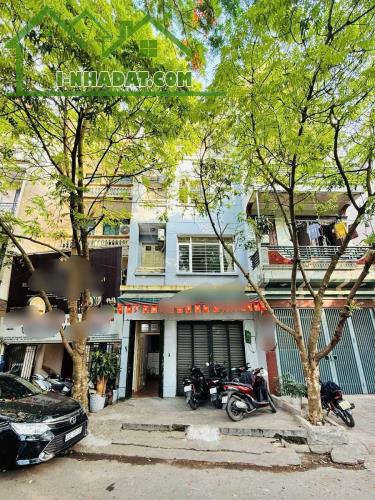 PHÂN LÔ TRUNG KÍNH - 70M2 x 5T - MT 5.2M - 36 TỶ - VÌA HÈ - Ô TÔ TRÁNH - 2 THOÁNG - KD