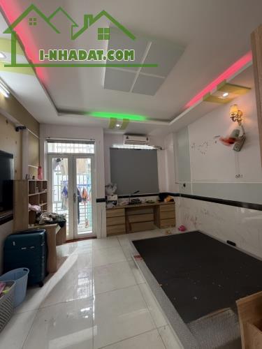 HUỲNH VĂN NGHỆ - TÂN BÌNH - NHÀ 2 TẦNG - 43 M2 - VUÔNG A4 - TẶNG NỘI THẤT - NHỈNH 3 TỶ. 🌹 - 2