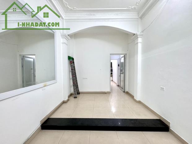 Hiếm, ngõ Mai Hương - Bạch Mai, nhà dây xây chắc chắn, ở ngay, tầm tiền ngay trung tâm