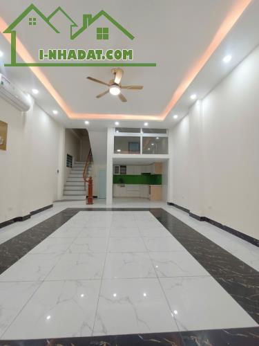 Bán nhà Kim Giang, Hoàng Mai. 52m2 x 4 Tầng. MT 5m. LÔ GÓC. NGÕ THÔNG. Ô TÔ. Hơn 11 Tỷ.