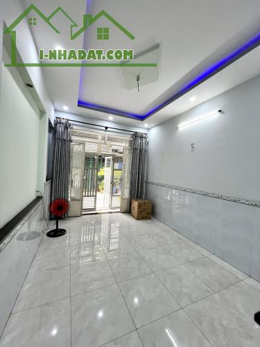 Cần bán gấp nhà lô góc, hẻm xe hơi khu sầm uất Gò Dầu, gần chợ Tân Hương 60m, nhỉnh 6 tỷ, - 2