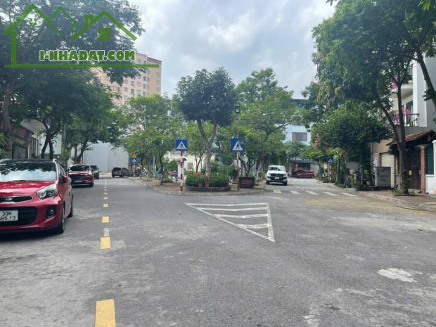 Chính chủ bán lô đất dấu giá TT5 Giang Biên, 73m2 gần đường 22m Giang Biên - 1