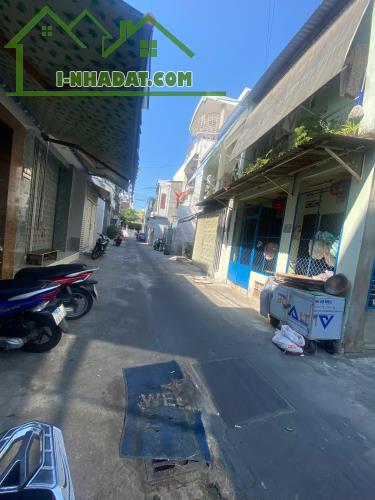 Nhà Mặt Tiền Kiến Thiết - phường Phước Hòa thành phố Nha Trang .
Diện tích 47m - Giá bán - 1