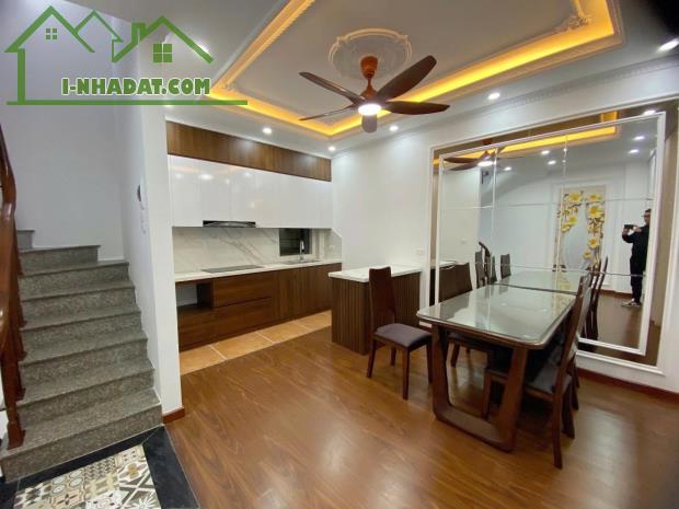 TRUNG TÂM CẦU GIẤY - CÁCH Ô TÔ 10M - SÁT HỒ MÁT RƯỢI - 6 TẦNG MỚI ĐẸP - NỞ HẬU - 34M2 - HƠ - 1