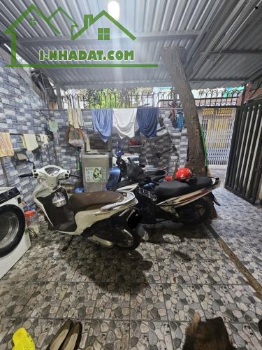 Bán gấp nhà đẹp ở ngay Âu Dương Lân, xe hơi đỗ cửa, gần mặt tiền, 100m2, nỡ hậu.