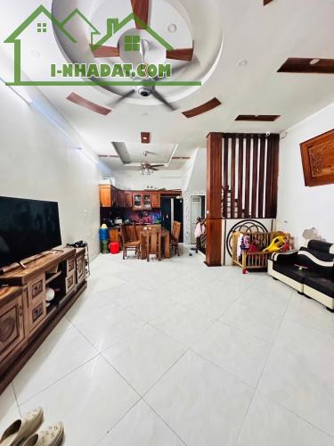 NHÀ TRUNG TÂM CẦU GIẤY TIỆN ÍCH NGẬP TRÀN CÁCH Ô TÔ VÀI CHỤC