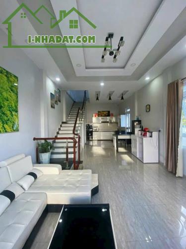 BÁN VILLA ĐỒI THÔNG TIN PHƯỜNG 8 ĐÀ LẠT - Ô TÔ ĐẬU TRONG SÂN  - 9.5 TỶ