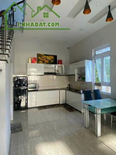 BÁN VILLA ĐỒI THÔNG TIN PHƯỜNG 8 ĐÀ LẠT - Ô TÔ ĐẬU TRONG SÂN  - 9.5 TỶ - 2
