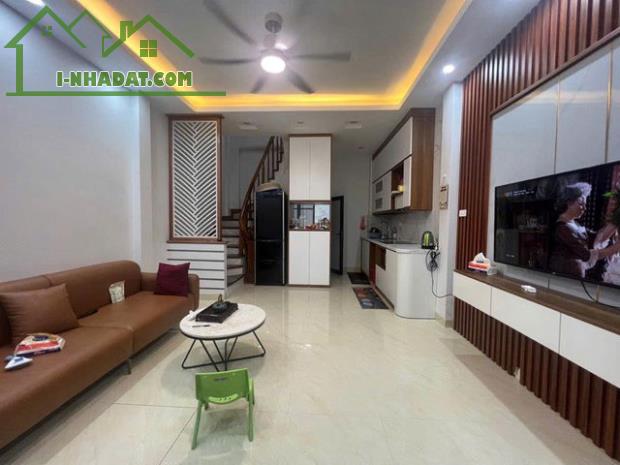 Bán gấp siêu phẩm nhà Cầu Giấy - Gần Ô tô đỗ- 41m2 – 4 Tầng – Giá chỉ 8 tỷ.v