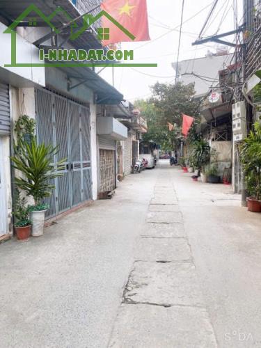 Hàng hiếm bala hà đông ngõ ô tô 7 chỗ vào tận nơi