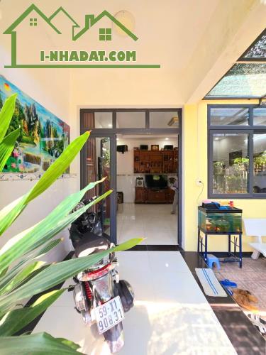 Kinh Khủng Khiếp, Nhà Dt 200m2, ngang 6, Mặt Tiền, Quận 9, Giá chỉ 2.95ty - 1