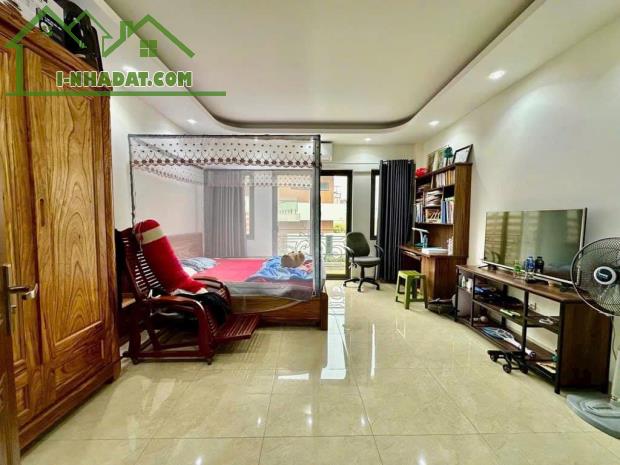 Bán Nhà Phố Đại Cát 36m2 x 5 tầng, nhà đẹp long lanh , mặt ngõ rộng ô tô tránh vào nhà, 3 - 2