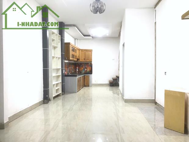 Cho thuê nhà Phố Vĩnh Hưng, OKE đóng 1 cọc 1, 37m2 x 2 tầng, 2 ngủ, 7 triệu (có thương